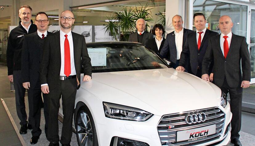 Auto-Vertrieb in neuer Konstellation: In Volker Grafs (3. v. r. ) &Ouml;hringer Autohaus verkauft k&uuml;nftig das Schw&auml;bisch Haller Autohaus Koch Audi-Fahrzeuge. Foto: Stockburger