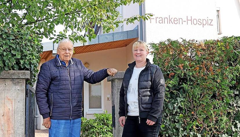 Gerhard Scherr und Katrin Baier vor dem alten Domizil, wo Angehörige und Personal übernachten können, sich Archiv und Besprechungsraum befinden. Gerhard Scherr und Katrin Baier vor dem alten Domizil, wo Angehörige und Personal übernachten können, sich Archiv und Besprechungsraum befinden.