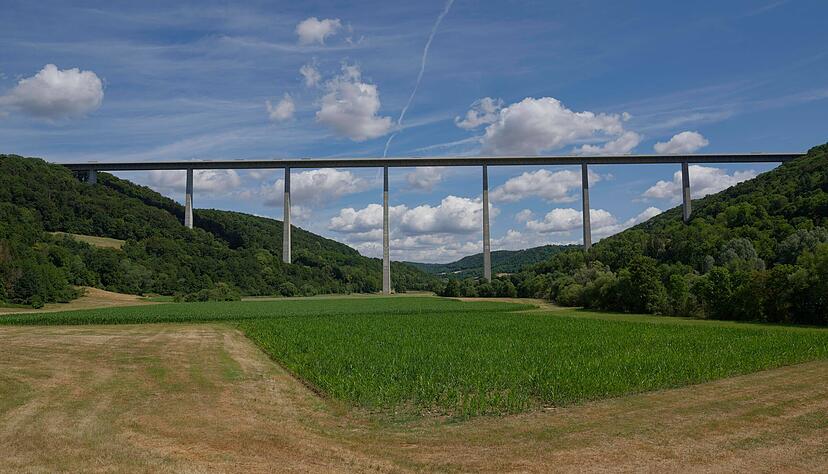 Die Kochertalbrücke bei Geislingen in Schwäbisch Hall ist die höchste Brücke Deutschlands. Ein Detail machte sie zeitweise zu einem weltweiten Spitzenreiter. Die Kochertalbrücke bei Geislingen in Schwäbisch Hall ist die höchste Brücke Deutschlands. Ein Detail machte sie zeitweise zu einem weltweiten Spitzenreiter.