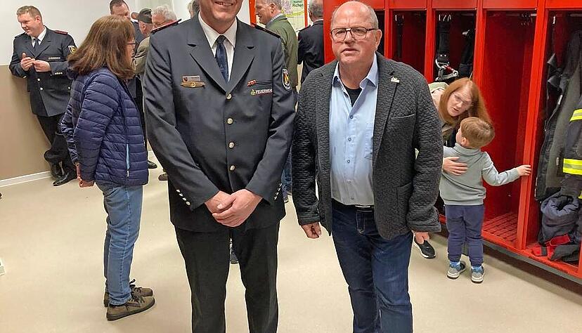 Mehr Platz: Richens Komandant Jens Gebhard (links) und Ortsvorsteher Giselbert Seitz in den neuen Umkleider&auml;umen des Ger&auml;tehauses.