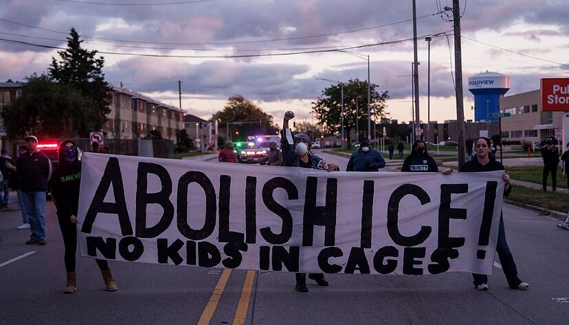 Eins&auml;tze gegen Migranten unter Trump haben bereits in mehreren US-St&auml;dten f&uuml;r Proteste gesorgt - etwa in und um Chicago. (Archivbild)