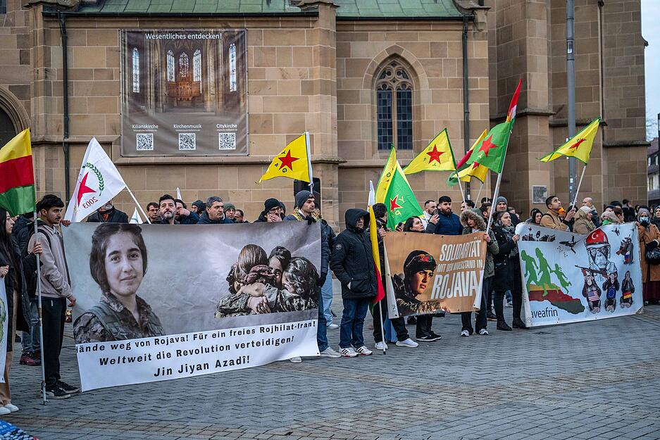 Bunte Flaggen unterstreichen die Solidarit&auml;t der Teilnehmer der Kundgebung f&uuml;r Syrien.