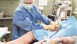 Zwei Schmerzkatheter werden im Bein verlegt, damit der Patient nach der Operation schnell mit den krankengymnastischen Übungen beginnen kann.