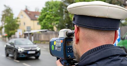 Ein Polizeibeamter nimmt in Nürnberg einen Verkehrsteilnehmer mit einem Messgerät ins Visier.