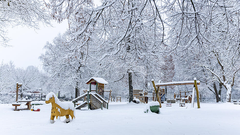 Auf dem Spielplatz in Lauffen sind die Spielgeräte für die Kinder von Schnee bedeckt. Auf dem Spielplatz in Lauffen sind die Spielgeräte für die Kinder von Schnee bedeckt.