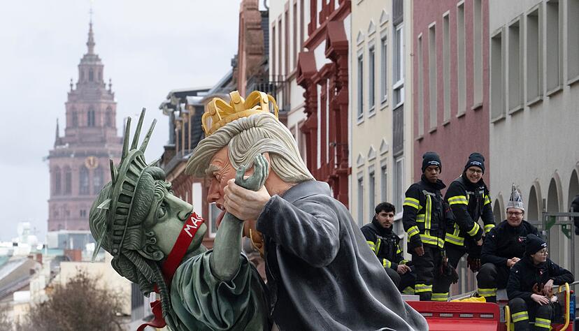 Auf einem Mainzer Motivwagen bedrängte US-Präsident Trump die Freiheitsstatue. Auf einem Mainzer Motivwagen bedrängte US-Präsident Trump die Freiheitsstatue.