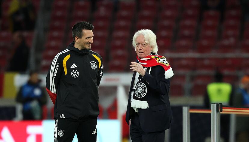 Wei&szlig; von keinen Gespr&auml;chen mit L&ouml;w: Ghanas Sportdirektor Winfried Sch&auml;fer (r). (Archivbild)