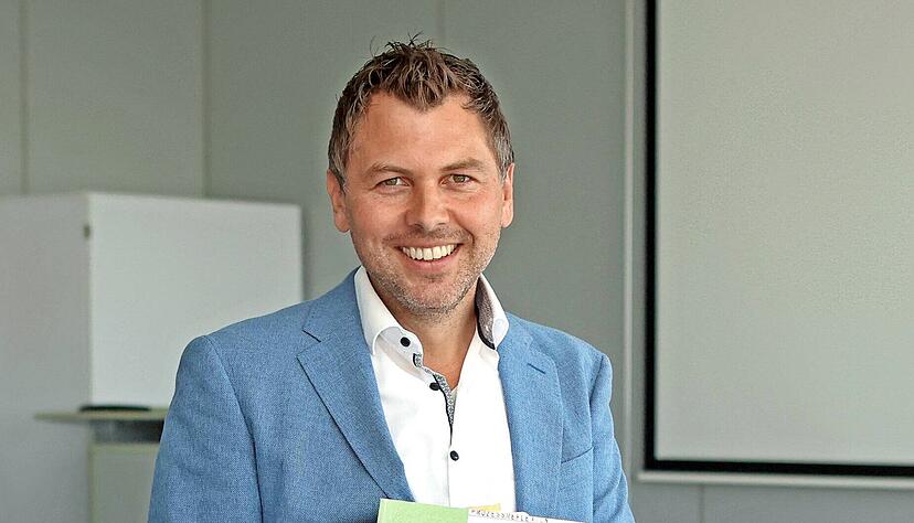 Gerald Bürkert war ein schlechter Schüler, heute hat er vier Studienabschlüsse vorzuweisen mit besten Noten. Gerald Bürkert war ein schlechter Schüler, heute hat er vier Studienabschlüsse vorzuweisen mit besten Noten.