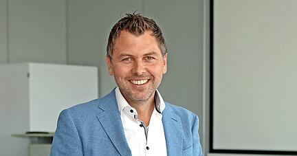 Gerald Bürkert war ein schlechter Schüler, heute hat er vier Studienabschlüsse vorzuweisen mit besten Noten.
Foto: Ralf Seidel Gerald Bürkert war ein schlechter Schüler, heute hat er vier Studienabschlüsse vorzuweisen mit besten Noten.
Foto: Ralf Seidel