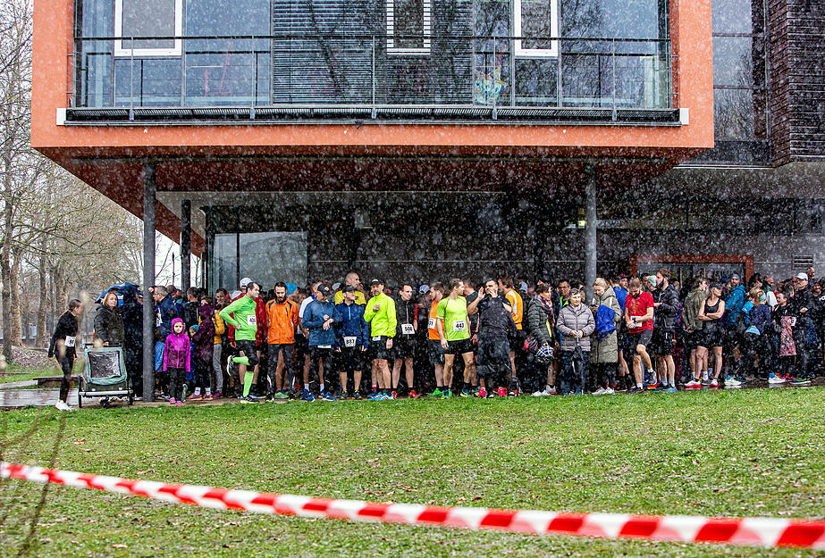 Zum 46. Mal laufen Teilnehmer über die Ziellinie des Lindenlaufs in Neuenstadt Zum 46. Mal laufen Teilnehmer über die Ziellinie des Lindenlaufs in Neuenstadt