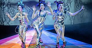 Atemlose Cyber-Furien im dr&ouml;hnenden Datenfluss: Silvia Schwinger (links), Therese D&ouml;rr und Celina Rongen.