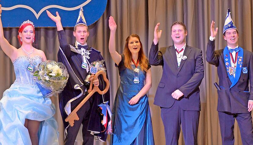 KCK helau, Kirchhausen helau: Kai Krupka (ganz rechts) setzt das neue Prinzenpaar des Vereins ein und verabschiedet das bisherige. KCK helau, Kirchhausen helau: Kai Krupka (ganz rechts) setzt das neue Prinzenpaar des Vereins ein und verabschiedet das bisherige.