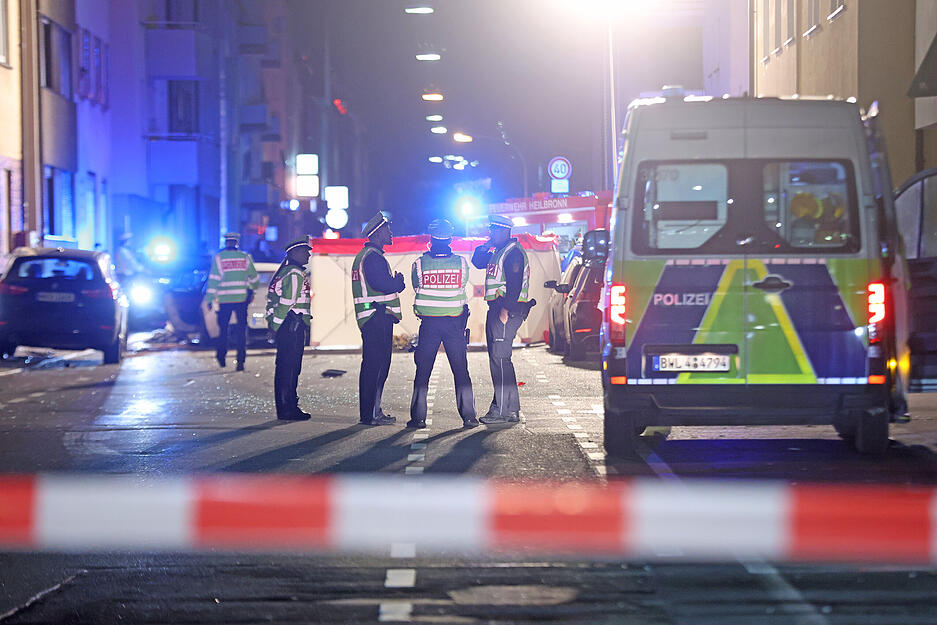 Tödlicher Unfall in Heilbronn: Mann rast in Wollhausstraße in Auto einer Familie