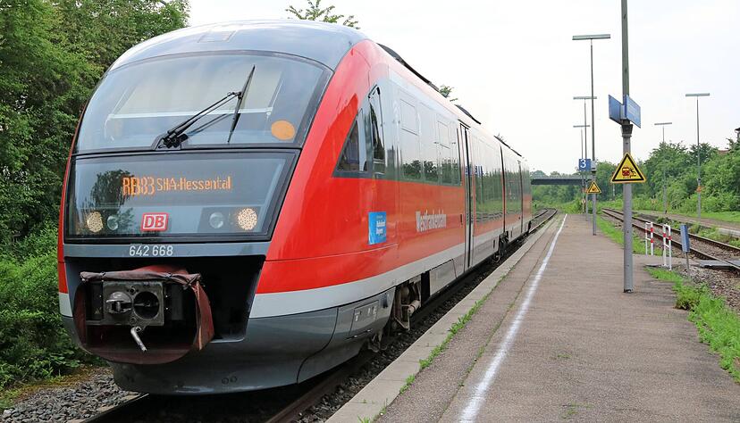 Nicht nur die Regionalzüge der Westfrankenbahn sollen im Waldenburger Bahnhof halten, sondern auch die der Stadtbahn S4, betrieben von der AVG.
Foto: Reichert