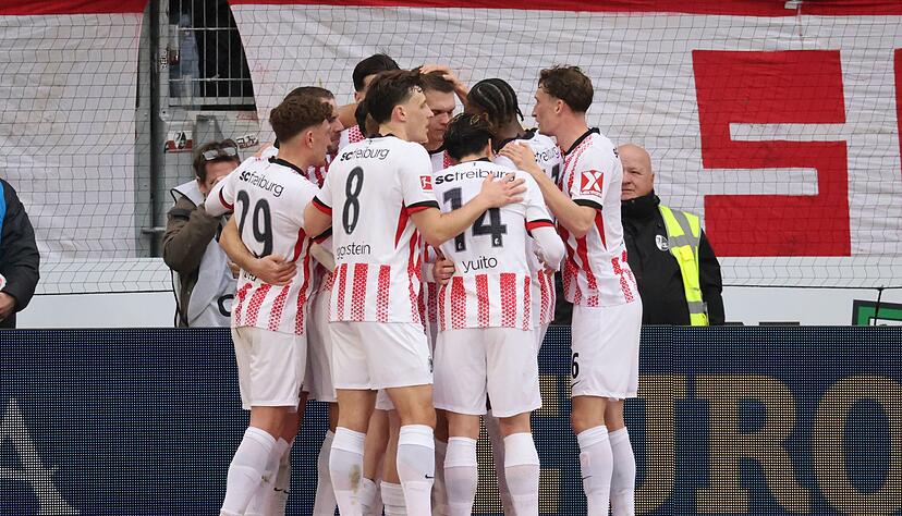 Der SC feiert Torsch&uuml;tze Matthias Ginter (Mitte).