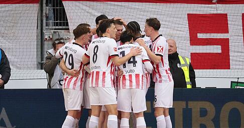 Der SC feiert Torsch&uuml;tze Matthias Ginter (Mitte).