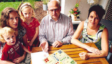 Sie haben Angst vor einer Umverteilung wie beim Mensch-ärgere-dich-nicht-Spiel: die Eltern Andrea Köglmeier (von links), Frank Eberhardt und Sabine Adam.Foto: Groß Sie haben Angst vor einer Umverteilung wie beim Mensch-ärgere-dich-nicht-Spiel: die Eltern Andrea Köglmeier (von links), Frank Eberhardt und Sabine Adam.Foto: Groß