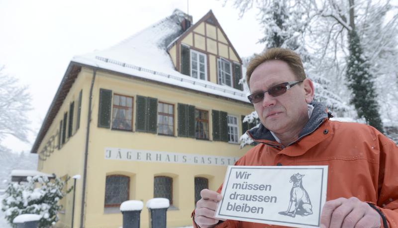 Gastronom Karlheinz Mohr m&ouml;chte keine Hunde in Innern seiner J&auml;gerhaus-Gastst&auml;tte. Nur im Au&szlig;enbereich sind die Vierbeiner willkommen.
Foto: Mario Berger