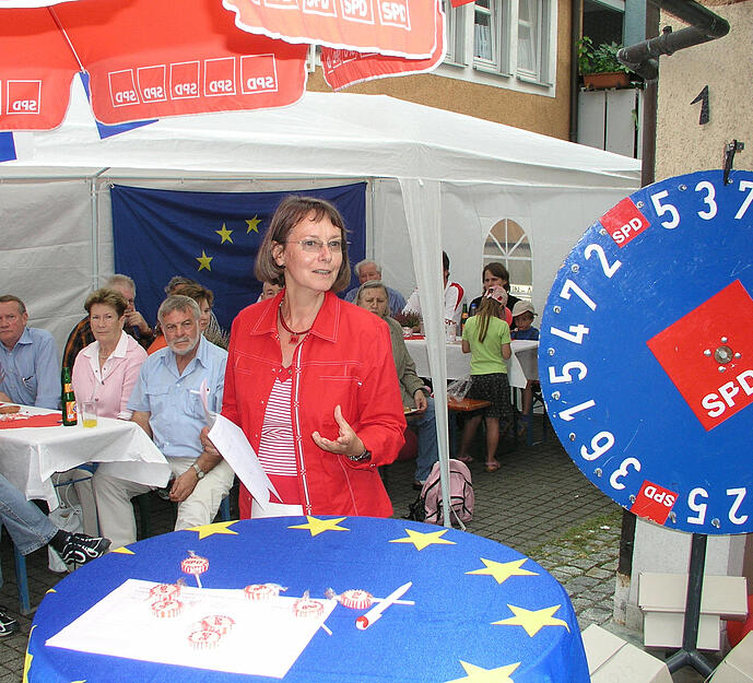 Auf dem K&uuml;nzelsauer Europafest fordert Gebhardt im September 2006, dass Themen wie Daseinsvorsorge und Verbraucherschutz mehr Gewicht in der Europapolitik erhalten.  Foto: HSt-Archiv