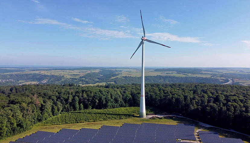 Es müssen mehr Windräder und Solaranlagen wie hier im Harthäuser Wald entstehen, um die Energiewende zu schaffen. Der Gesetzgeber fordert daher, zusätzliche Flächen dafür bereitzustellen. Das tut der Regionalverband nun. Es müssen mehr Windräder und Solaranlagen wie hier im Harthäuser Wald entstehen, um die Energiewende zu schaffen. Der Gesetzgeber fordert daher, zusätzliche Flächen dafür bereitzustellen. Das tut der Regionalverband nun.