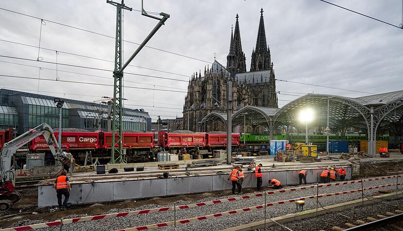 120 Arbeiter haben am Hauptbahnhof neben dem Kölner Dom Gleise und Oberleitungen erneuert. (Archivbild)