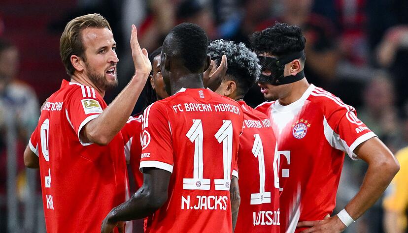 Bayern-Torjubel mit Doppelpacker Harry Kane (l) und Neuzugang Nicolas Jackson (Nr. 11).