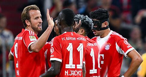Bayern-Torjubel mit Doppelpacker Harry Kane (l) und Neuzugang Nicolas Jackson (Nr. 11).