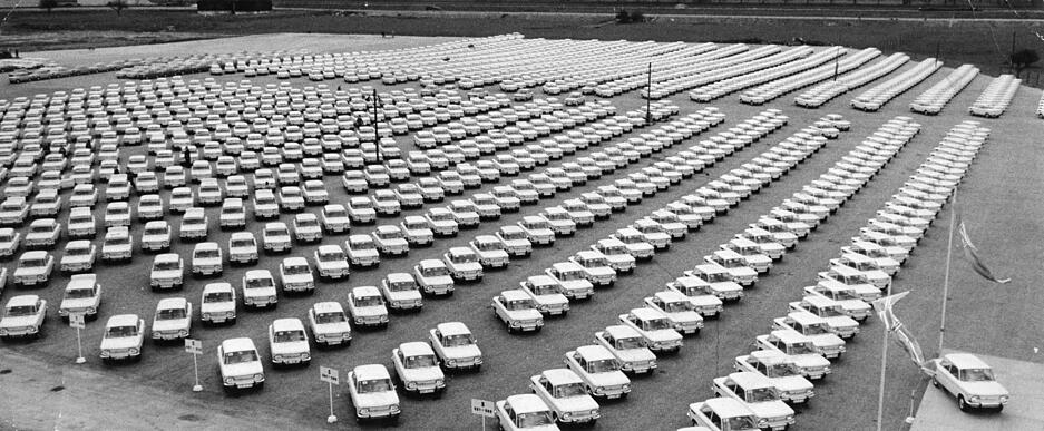 Prinzenparade auf dem ehemaligen Gelände der Einfahrbahn in Neckarsulm. Am 29. April 1964 beginnt die Auslieferung der ersten 1150 „Prinz 1000 L“-Modelle an die Großhändler.