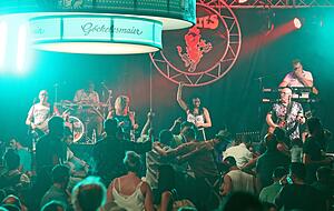 Die Lollies sorgen zum Auftakt des Volksfests für Stimmung. Wie in alten Zeiten tanzen viele Gäste auf Bierbänken und sogar auf Tischen mit.
Fotos: Ralf Seidel Die Lollies sorgen zum Auftakt des Volksfests für Stimmung. Wie in alten Zeiten tanzen viele Gäste auf Bierbänken und sogar auf Tischen mit.
Fotos: Ralf Seidel