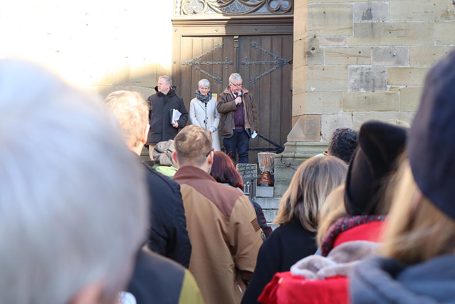 Etwa 1500 bis 2000 Menschen sind zur Demo nach Öhringen gekommen, schätzt die Polizei. Die Redner kamen von Parteien und aus anderen gesellschaftlichen Gruppen. Etwa 1500 bis 2000 Menschen sind zur Demo nach Öhringen gekommen, schätzt die Polizei. Die Redner kamen von Parteien und aus anderen gesellschaftlichen Gruppen.