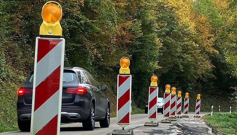 Die Kreisstraße 2373 zwischen Morsbach und Künsbach war auf einem Teilstück zuletzt wegen Starkregens demoliert und konnte nur halbseitig befahren werden. Die Kreisstraße 2373 zwischen Morsbach und Künsbach war auf einem Teilstück zuletzt wegen Starkregens demoliert und konnte nur halbseitig befahren werden.