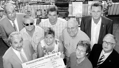 Freut sich über die hohe Spende: Meseno-Vorstandsvorsitzende Angela Droste (Mitte) inmitten der Vertreter der acht Service-Clubs. (Foto: Kugler) Freut sich über die hohe Spende: Meseno-Vorstandsvorsitzende Angela Droste (Mitte) inmitten der Vertreter der acht Service-Clubs. (Foto: Kugler)