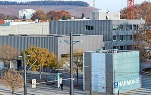 Die Harmonie heute von der Allee her gesehen mit dem 1958 eingeweihten gro&szlig;en Saal (hinten) und dem 2001 erg&auml;nzten kleinen Saal (vorne), Tiefgaragen-Abgang (vorne) und Orchester-Prober&auml;umen, hinter denen derzeit ein Hotel entsteht. Foto: Mario Berger