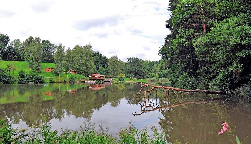 Still ruht der See. Baden ist weiterhin verboten, der Kiosk hingegen ist geöffnet. Rund um den See lässt es sich gemütlich wandern.
Foto: Archiv/Mugler Still ruht der See. Baden ist weiterhin verboten, der Kiosk hingegen ist geöffnet. Rund um den See lässt es sich gemütlich wandern.
Foto: Archiv/Mugler