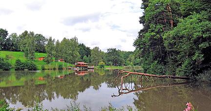 Still ruht der See. Baden ist weiterhin verboten, der Kiosk hingegen ist geöffnet. Rund um den See lässt es sich gemütlich wandern.
Foto: Archiv/Mugler