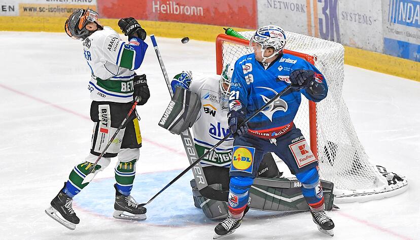Aron Reisz (rechts) lieferte sein bisher bestes Spiel im Falken-Dress ab, kämpfte wie ein Berserker und ging keinem Zweikampf aus dem Weg.
Foto: Mario Berger Aron Reisz (rechts) lieferte sein bisher bestes Spiel im Falken-Dress ab, kämpfte wie ein Berserker und ging keinem Zweikampf aus dem Weg.
Foto: Mario Berger