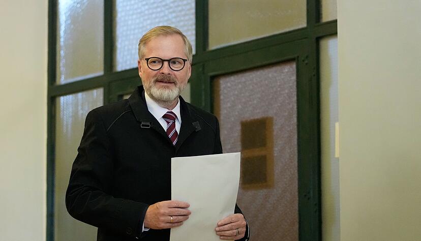 Der tschechische Regierungschef Petr Fiala gibt seine Stimme bei den Parlamentswahlen in einem Wahllokal ab. Nach der Niederlage seiner liberalkonservativen Koalition hat sein Kabinett nun seinen R&uuml;cktritt erkl&auml;rt. (Archivbild)