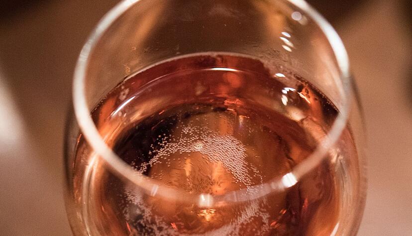 In einem Glas mit Cr&eacute;mant-Ros&eacute; aus dem Elsass sprudeln die Bl&auml;schen wie an einer Perlenkette. Cr&eacute;mant gibt es vor allem in Frankreich, darf nach EU-Recht aber auch in anderen L&auml;ndern produziert werden.