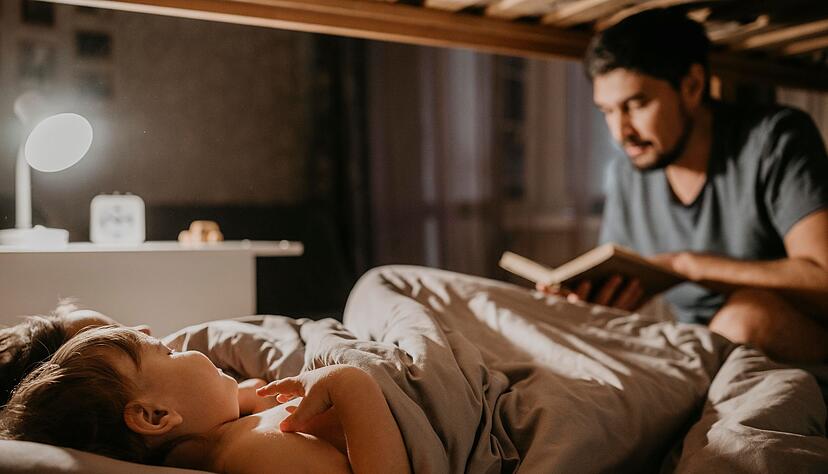 Zum vierten Mal dasselbe Buch: Manchmal brauchen Eltern starke Nerven, wenn sie ihre Kinder in den Schlaf begleiten. Zum vierten Mal dasselbe Buch: Manchmal brauchen Eltern starke Nerven, wenn sie ihre Kinder in den Schlaf begleiten.