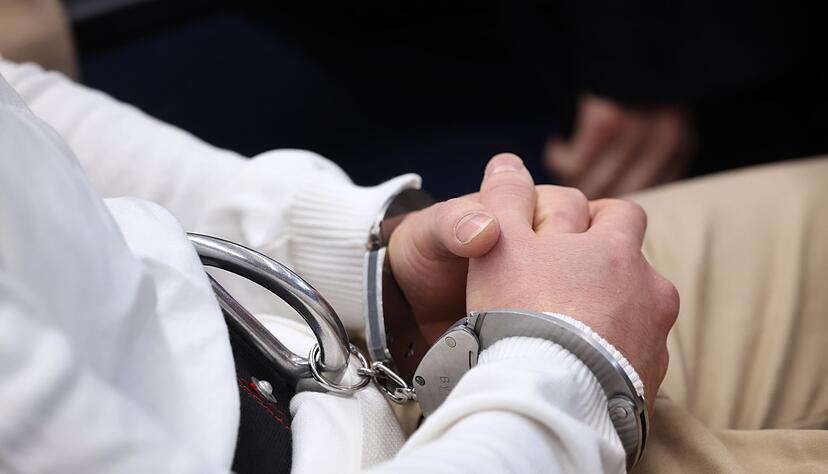 Der Angeklagte wurde gefesselt in den Gerichtssaal gebracht. (Archivbild)