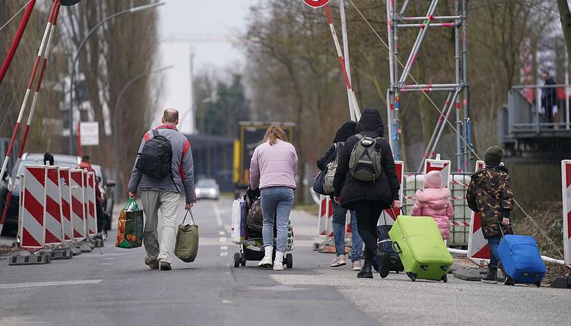 Ukrainische Flüchtlinge mit ihrem Gepäck. Ukrainische Flüchtlinge mit ihrem Gepäck.