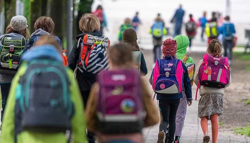 Wenn Kinder zur Schule laufen, haben sie Bewegung und lernen, sich im Stra&szlig;enverkehr zurechtzufinden. Dazu will der SpoSpiTo-Bewegungs-Pass animieren.
Foto: dpa