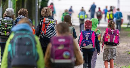 Wenn Kinder zur Schule laufen, haben sie Bewegung und lernen, sich im Stra&szlig;enverkehr zurechtzufinden. Dazu will der SpoSpiTo-Bewegungs-Pass animieren.
Foto: dpa