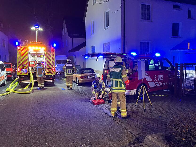 Feuerwehrmänner gingen mit Atemschutzmasken ins unbewohnte Gebäude und löschten den Brand von innen. Feuerwehrmänner gingen mit Atemschutzmasken ins unbewohnte Gebäude und löschten den Brand von innen.