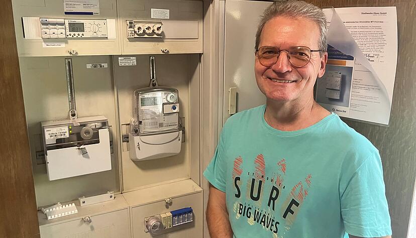 Thomas L&ouml;rcher vor seinem Z&auml;hlerkasten. Zwei Z&auml;hler, zwei Tarife? So einfach ist es offenbar nicht.