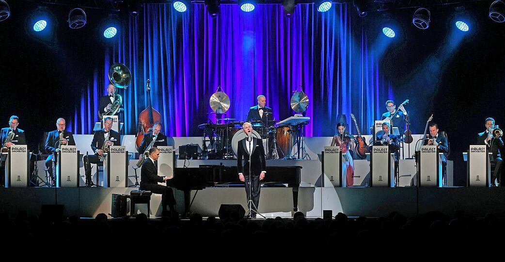 "Ich w&uuml;rde auf dich ewig warten": Max Raabe und das Palast Orchester in der Harmonie Heilbronn.