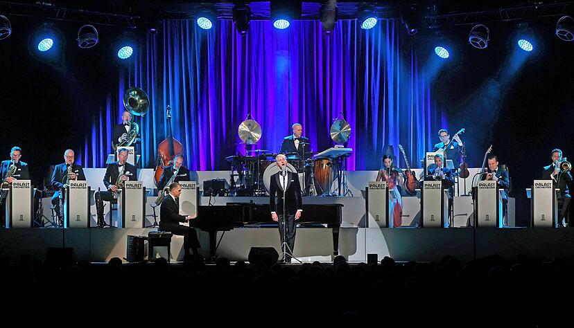 "Ich w&uuml;rde auf dich ewig warten": Max Raabe und das Palast Orchester in der Harmonie Heilbronn.