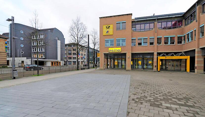 Wie vom Erdboden verschluckt: Auf der frisch gepflasterten Fläche an der Bahnhofstraße stand bis vor wenigen Tagen eine markante Skulptur.