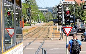 Wenn eine Stadtbahn an einer Kreuzung ankommt, meldet sie eine "Anforderung" (Buchstabe A) an das Steuergerät, um ein Signal für freie Fahrt zu erhalten.