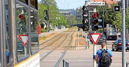 Wenn eine Stadtbahn an einer Kreuzung ankommt, meldet sie eine "Anforderung" (Buchstabe A) an das Steuergerät, um ein Signal für freie Fahrt zu erhalten.